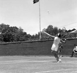 Mrs Court serving in Women's singles against Miss L. Hunt